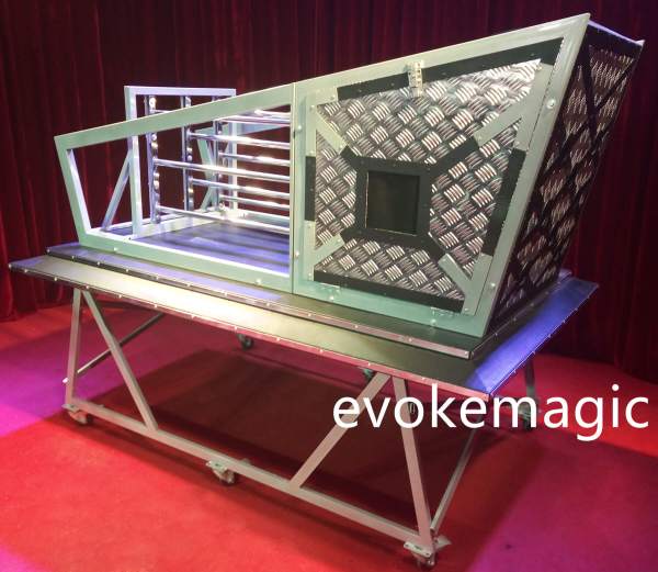 C019 Goocheltruc, vuurspijkeren, magische illusie op het podium
