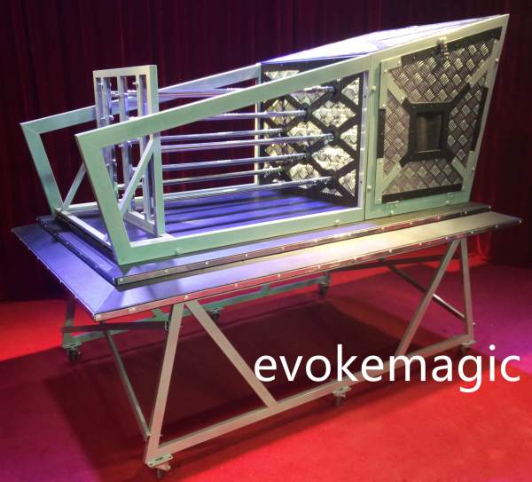 C019 illusion Goocheltruc, vuurspijkeren, magische illusie op het podium