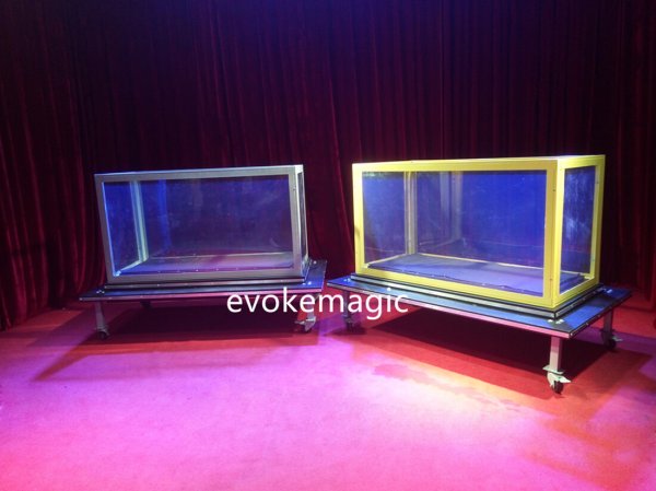 Apărând uman din iluzia scenei cu vitrine Apărând uman din iluzia scenei cu vitrine