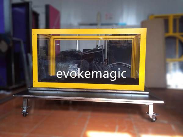 Oamenii apar în mod magic în cutia de sticlă Oamenii apar în mod magic în cutia de sticlă