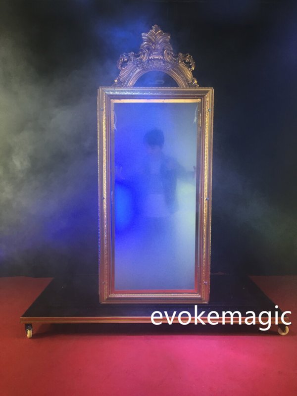 fantasiemagie Man verschijnt in het fantoom van het rookstadium fantasiemagie Man verschijnt in het fantoom van het rookstadium