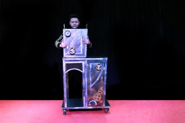 stage magic performance props vertical robot body clone mechanical version is hot selling stage magic performance props vertical robot body clone mechanical version is hot selling