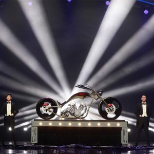 Apare o motocicletă de spectacol de magie de recuzită de performanță de scenă foarte mare